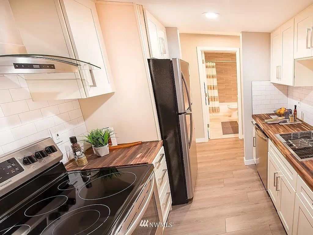 13717 Linden Avenue North, Unit 112 — Photo 4