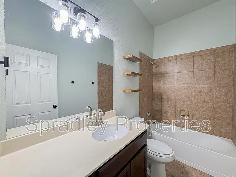 406 Banbury — Photo 9