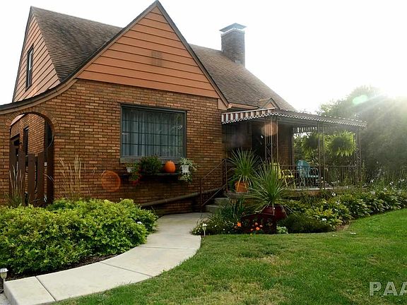 2nd image of 2512 W Melrose Pl