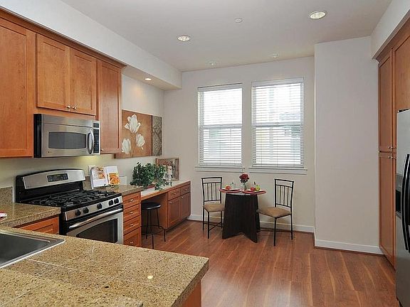 3rd image of 276 Kentdale Pl