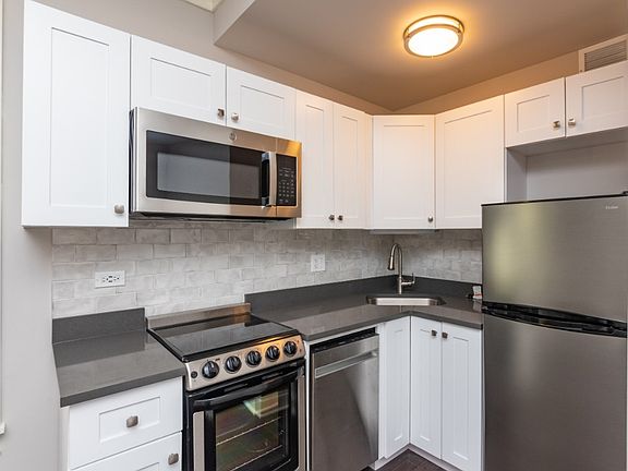 3rd image of 640 W Wrightwood Ave #4