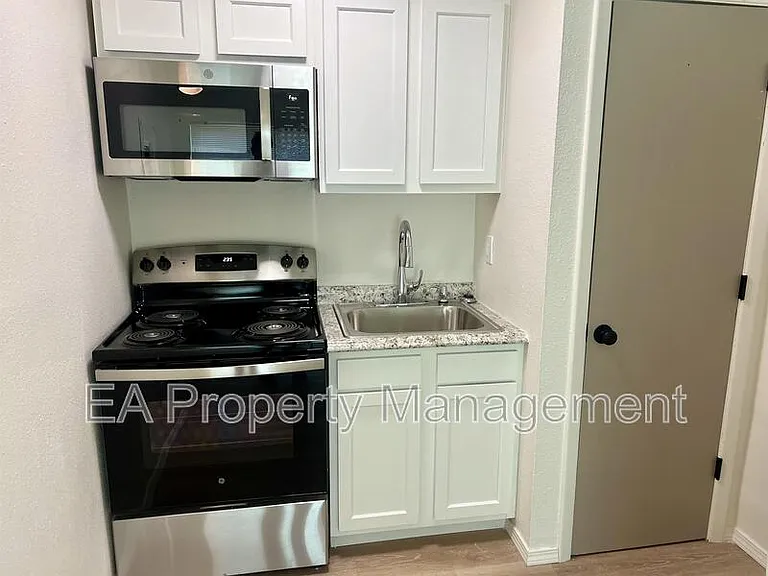 1320 Martin Luther King Ave NE #9 — Photo 4