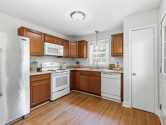 5th image of 305 Sawmill Rd