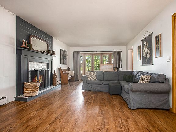 5th image of 251 Martha Dr