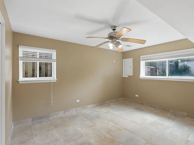613 Leamington Ave — Photo 5