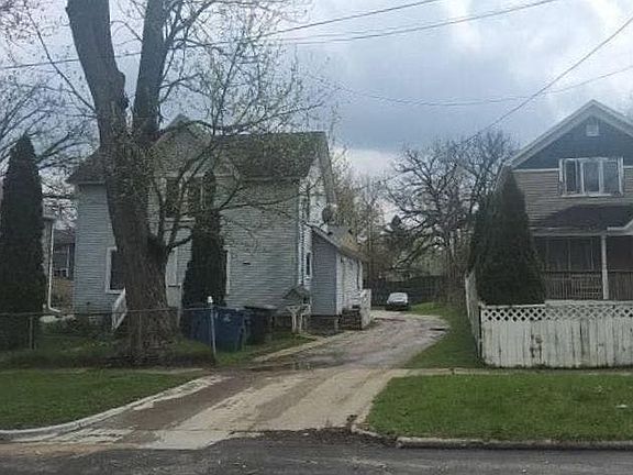 2nd image of 1213 Summit Ave