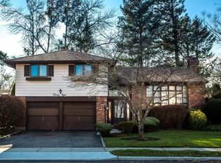 28 Glenn Dr, Woodbury, NY 11797
