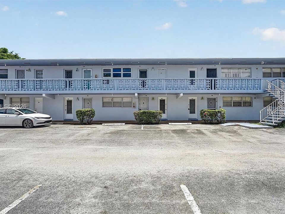 1st image of 300 NE 191st St APT 219