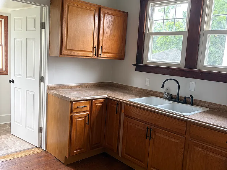 1051 Lindsay Ave — Photo 4