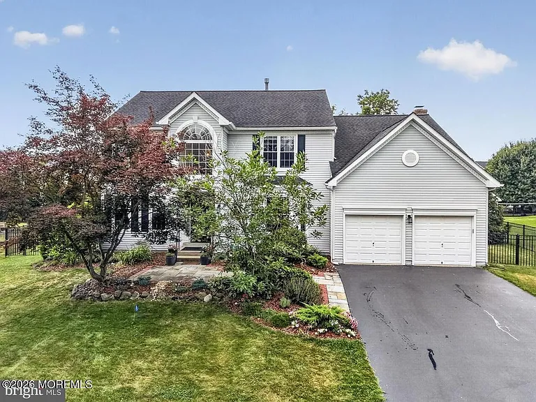 14 Stonehedge Dr — Photo 1