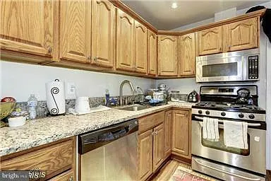 2905 Strathmeade St — Photo 2