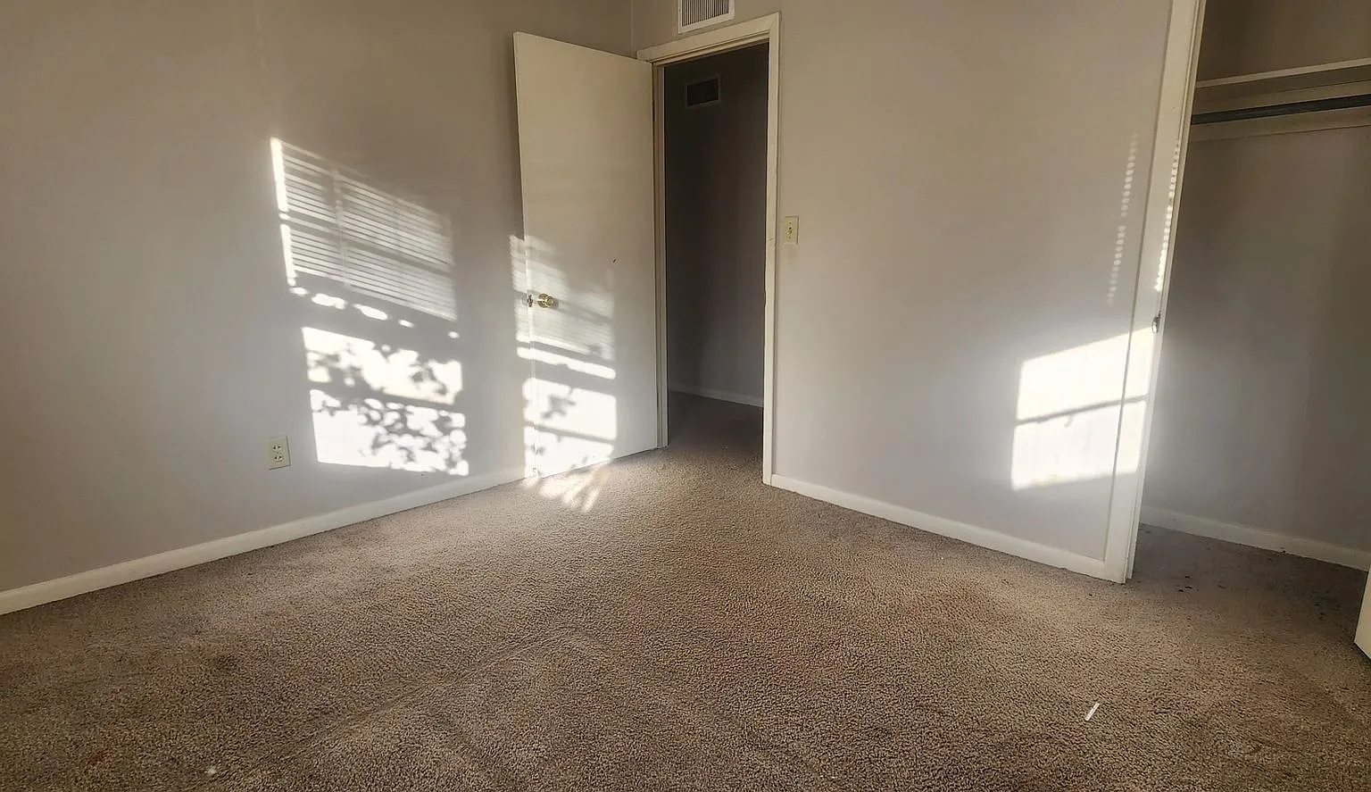 3 Bedroom / 1 Bath House — Photo 2
