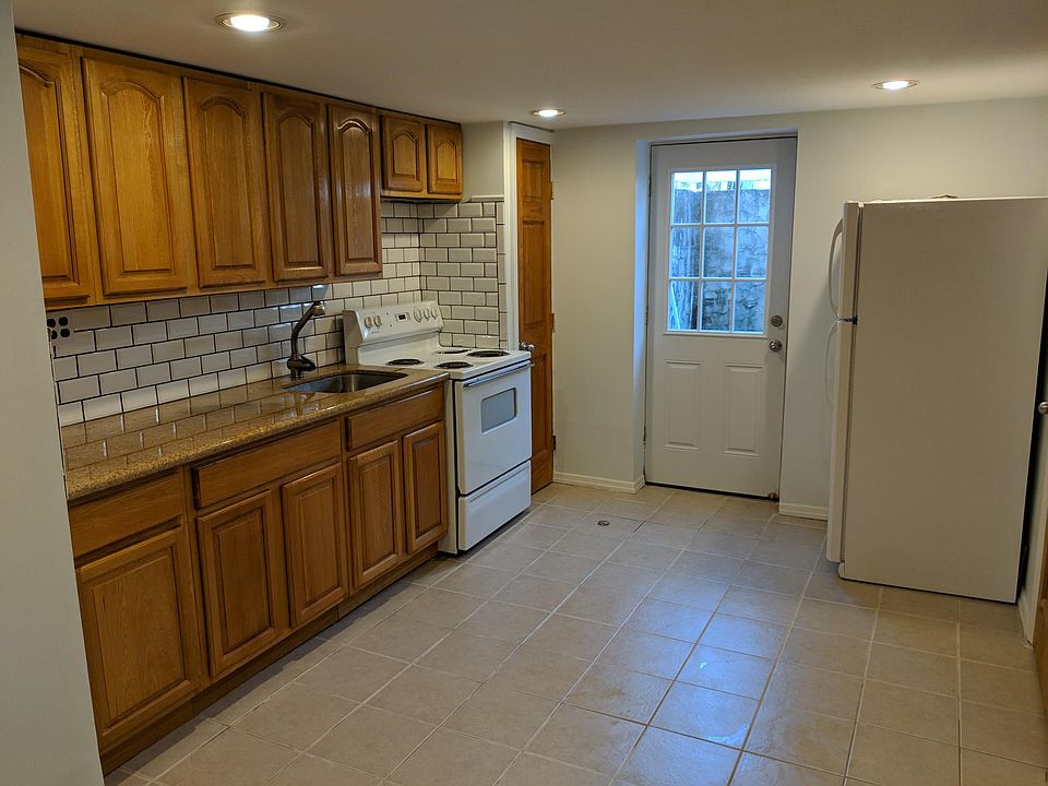 1st image of 1051 Park Ln N