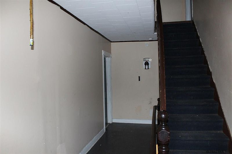 4th image of 709 CRANE Street