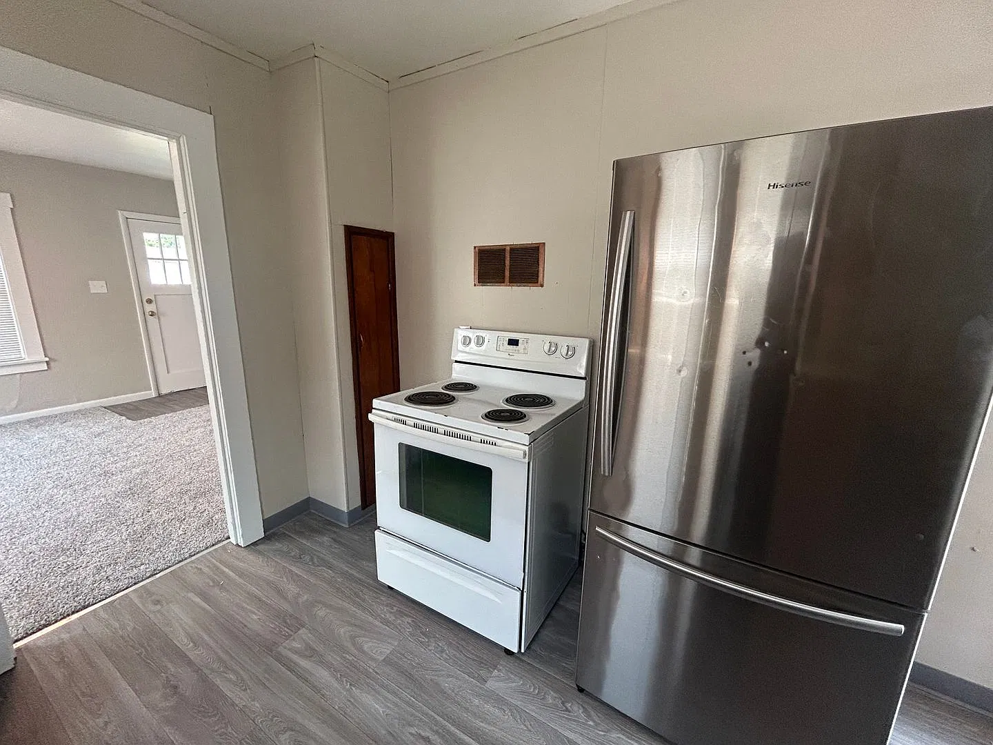 Beautifuly updated 2 Bedroom home with back yard — Photo 2