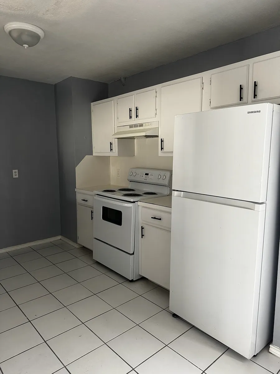 Building Photo - 900 W Cherokee Ave #3