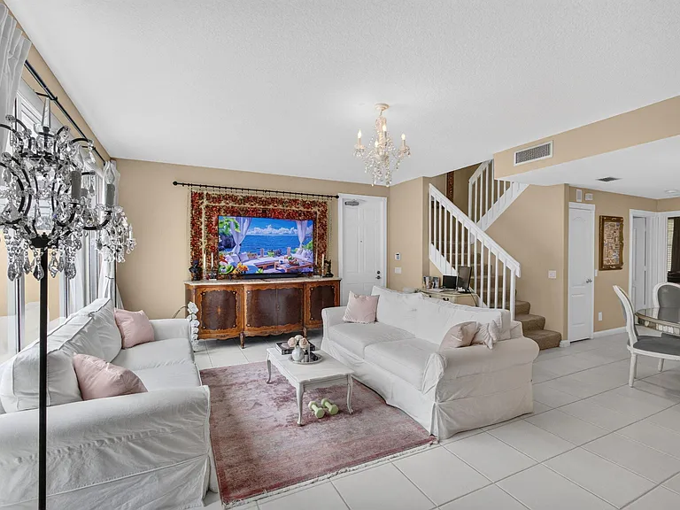 213 Barcelona Dr — Photo 11