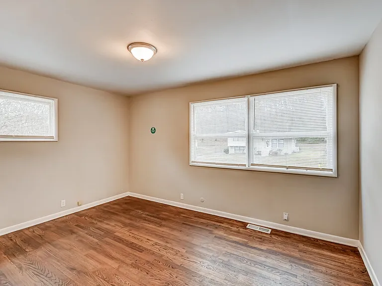 909 Winchester Dr — Photo 11