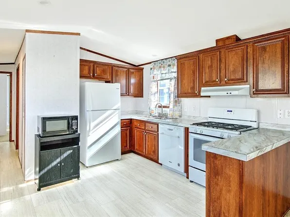 62 West Dr, Rumford, RI 02916