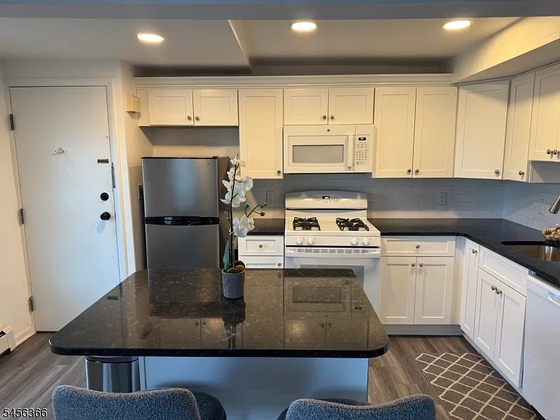 1 bed, 1.0 bath, $2,000 — Photo 3
