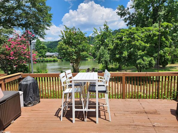 1105 Riverbend Club Dr SE