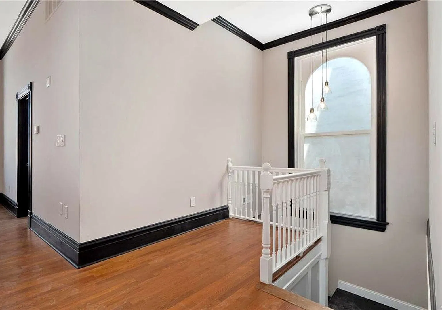 Beautifully renovated 2 bedroom/ 1 bathroom apartment home in Benton Park — Photo 2