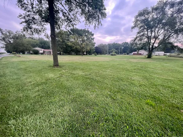712 W Vanderen St, Newman, IL 61942
