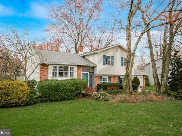 235 Valley Dr, Morrisville, PA 19067