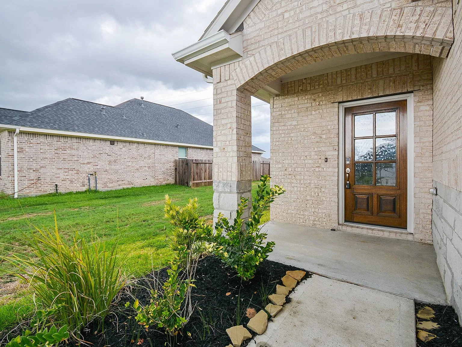 3 bed, 2.0 bath, 1602 sqft, $1,900 — Photo 2