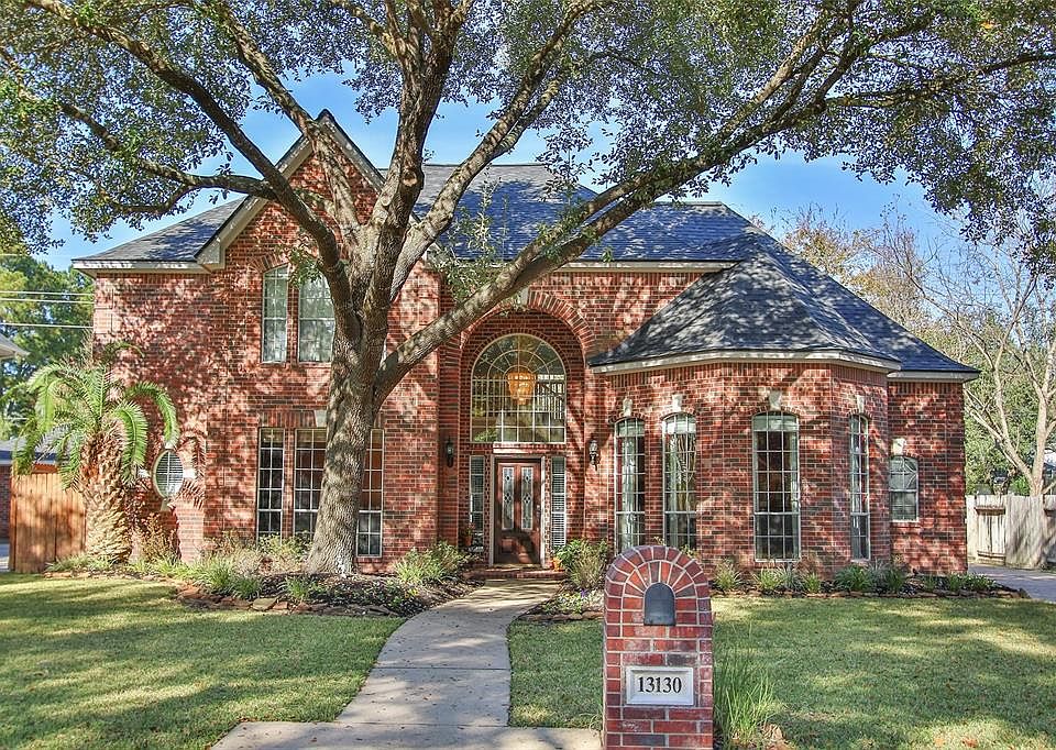 Welcome to this lovely traditional 2-story home in Lakewood Glen Trails - a quiet subdivision on Northwest Houston with convenient access to shopping, major thoroughfares and great Cy-Fair schools!