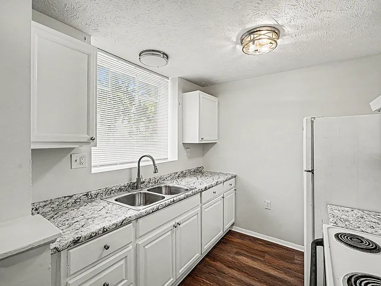 562 Glenwood Ave #1 — Photo 4