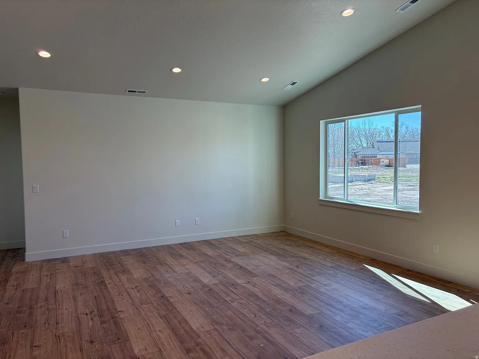 3 bed, 1595 sqft, $2,150 — Photo 4