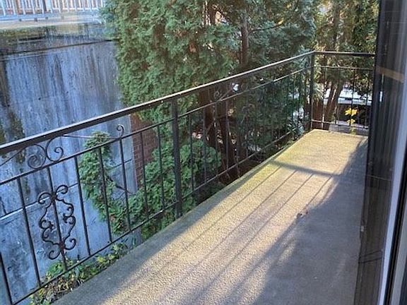 5th image of 430 NE Ravenna Blvd APT 301