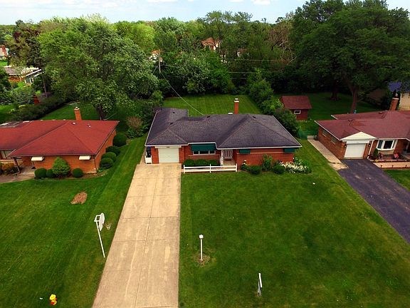 2nd image of 909 S Wa Pella Ave