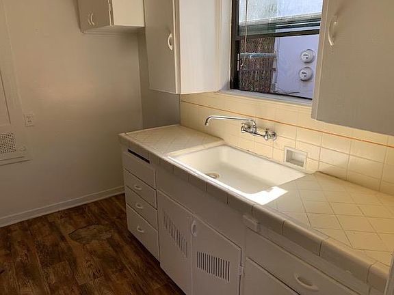 5th image of 2572 Fair Oaks Ave