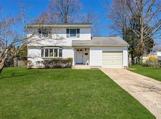 9 Seminole Dr, Commack, NY 11725