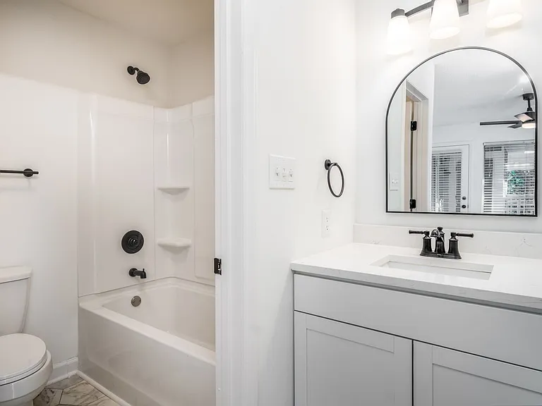 1107 W McGee St — Photo 52