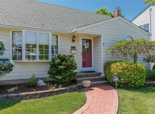 709 Hyman Ave, West Islip, NY 11795