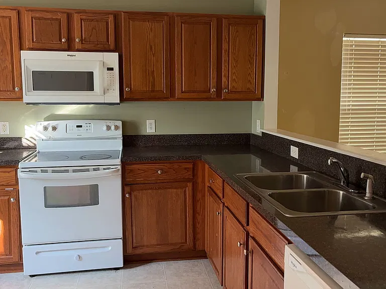 323 Bellegrove Dr — Photo 2