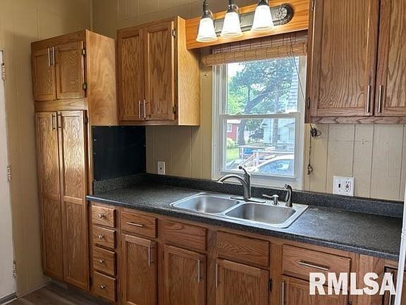 3rd image of 404 S Hall St