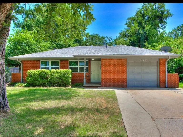 1528 Avondale Dr — Photo 1