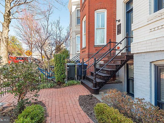 3rd image of 418 7th St SE APT 302