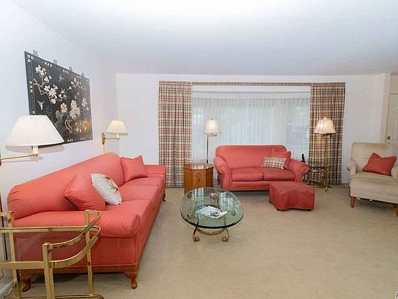4th image of 8 Whitehall Dr