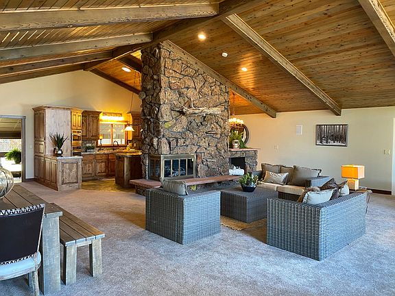Open beamed ceilings...gorgeous!