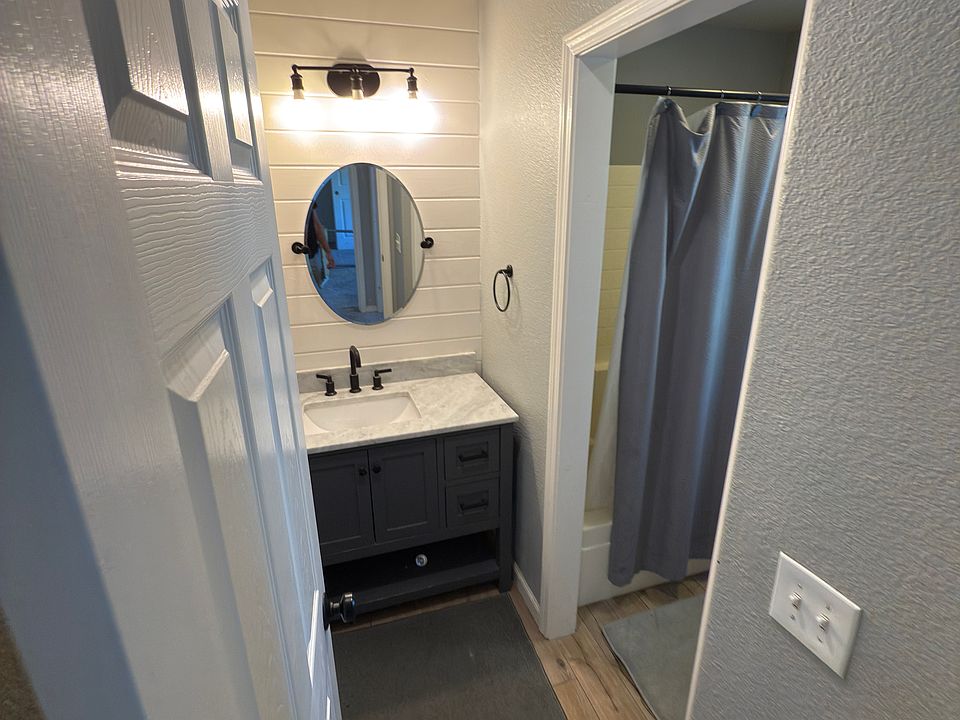 2nd image of 1863 Malibu Cir