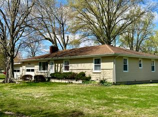 708 Douglas St, Flora, IL 62839