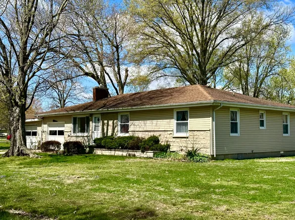 708 Douglas St, Flora, IL 62839