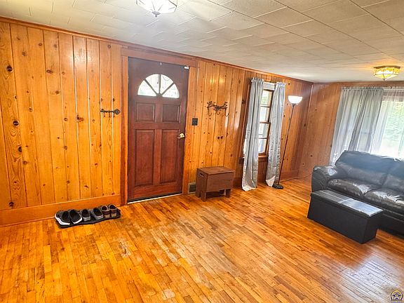 4th image of 3803 NE Meriden Rd