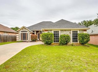 916 Rolling Meadows Dr, Burleson, TX 76028