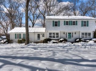 1 Hedgerow Dr, Warwick, RI 02886